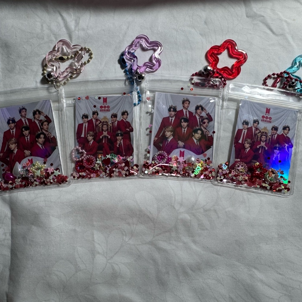 K-pop Member Card Keychains with Star Clips - Red & Pink Accents